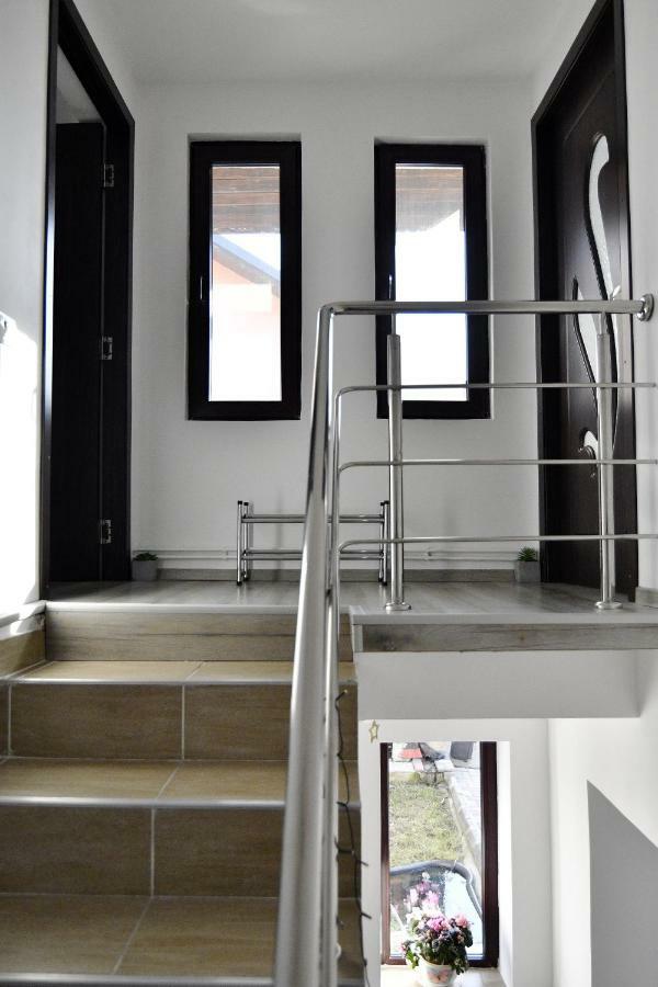 Upstairs Residence Târgu Jiu Eksteriør bilde